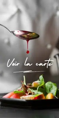 Voir la carte (1) Goutte de sauce rouge tombant d'une cuillère au-dessus d'une assiette de salade colorée avec laitue, tomates et morceaux de fruits, avec le texte blanc "Voir la carte" au centre